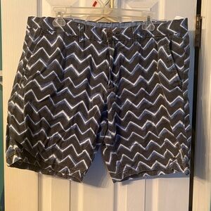 Tommy Hilfiger Men's Zigzag Patterned Shorts - Black, White, and Blue